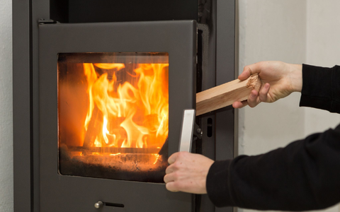 Kaminöfen waren als Folge der Energiekrise im vergangenen Winter besonders gefragt. - Foto: Silas Stein/dpa