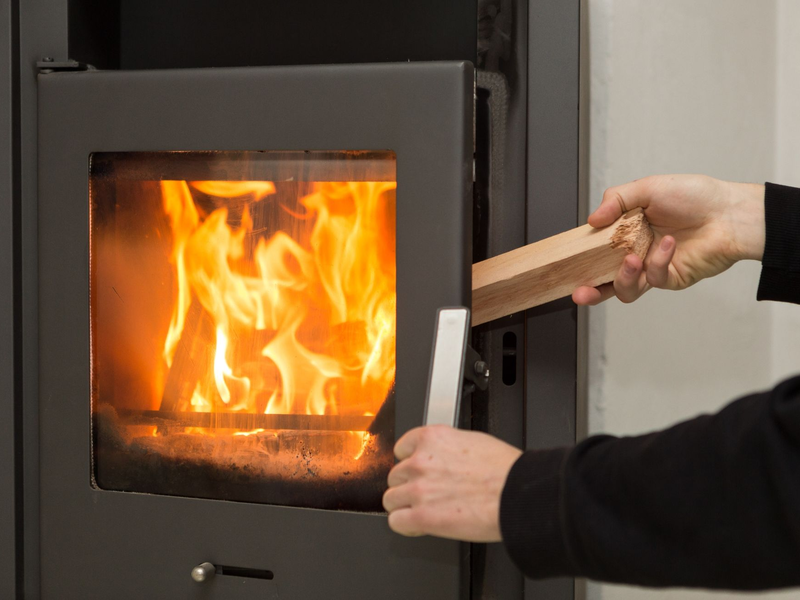 Kaminöfen waren als Folge der Energiekrise im vergangenen Winter besonders gefragt. - Foto: Silas Stein/dpa