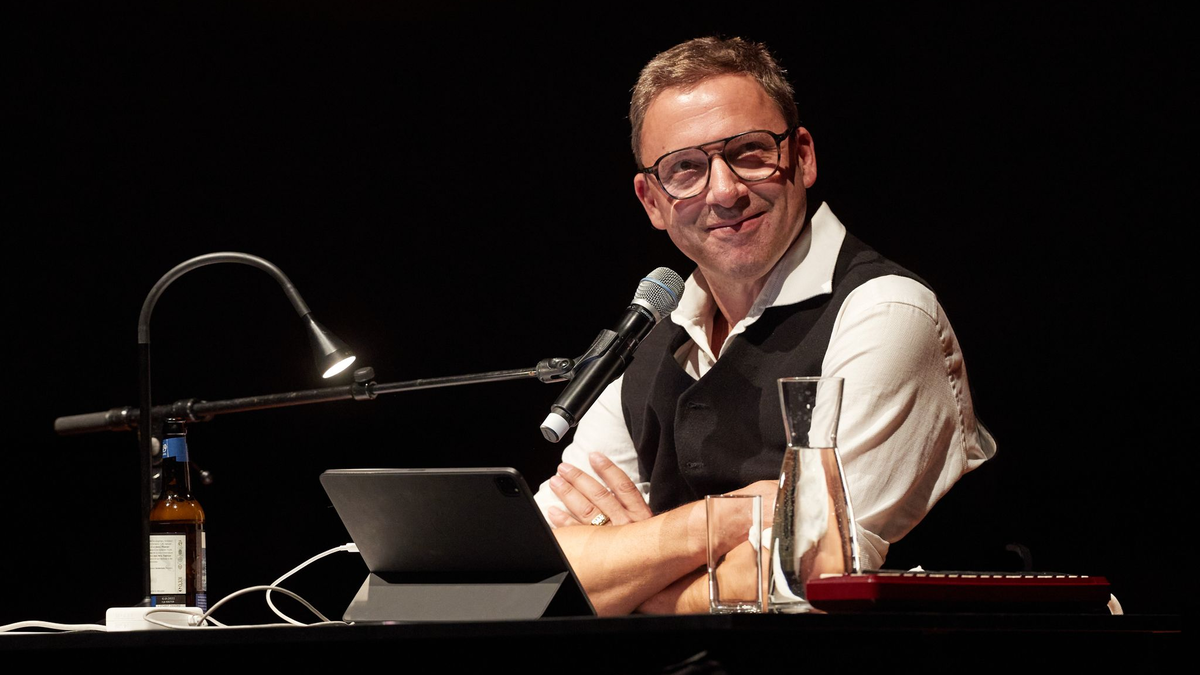 Rocko Schamonis Alter Ego trifft in dem Vierteiler Klaas Heufer-Umlauf, Joy Denalane, Linda Zervakis und Charly Hübner. - Foto: Georg Wendt/dpa