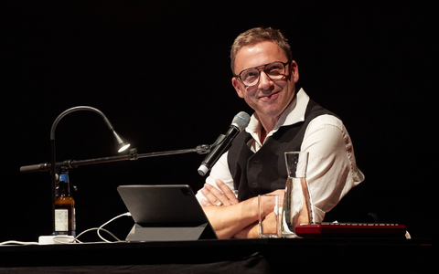 Rocko Schamonis Alter Ego trifft in dem Vierteiler Klaas Heufer-Umlauf, Joy Denalane, Linda Zervakis und Charly Hübner. - Foto: Georg Wendt/dpa