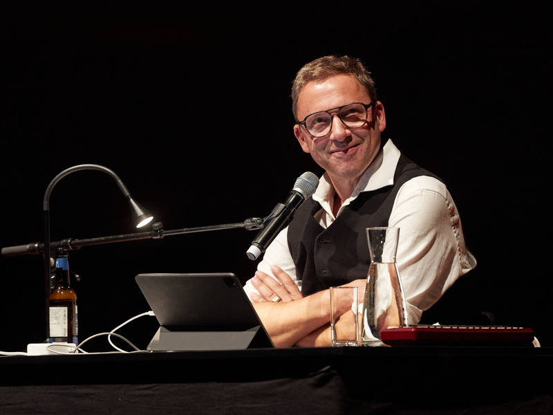 Rocko Schamonis Alter Ego trifft in dem Vierteiler Klaas Heufer-Umlauf, Joy Denalane, Linda Zervakis und Charly Hübner. - Foto: Georg Wendt/dpa