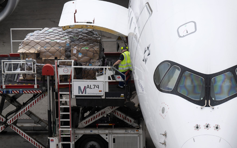 Ein Airbus A380 auf dem Flughafen München vor dem Abflug nach Boston. - Foto: Sven Hoppe/dpa