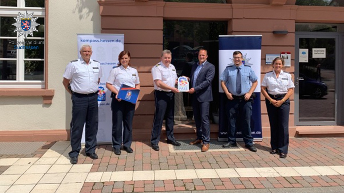 POL-OF: Langenselbold für starkes Sicherheitsengagement mit KOMPASS-Sicherheitssiegel ausgezeichnet - Foto: presseportal.de