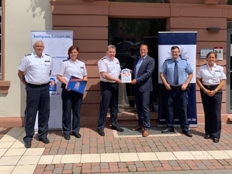 POL-OF: Langenselbold für starkes Sicherheitsengagement mit KOMPASS-Sicherheitssiegel ausgezeichnet - Foto: presseportal.de