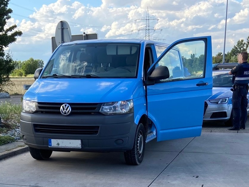 FW Borgentreich: Bei einem tragischen Verkehrsunfall in Borgentreich-Lütgeneder kam es am 30.12.2024 zu einem tödlichen Vorfall, bei dem eine Person ihr Leben verlor und eine weitere Person verletzt wurde. - Foto: presseportal.de