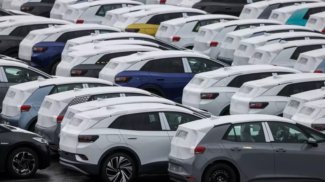 Neuwagen des Typs ID.3 und ID.4 stehen auf einem Parkplatz im Zwickauer Volkswagen-Werk. - Bild: Jan Woitas/dpa-Zentralbild/dpa