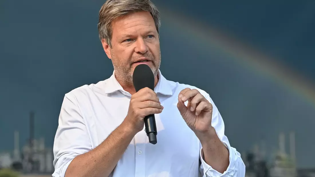 Wirtschaftsminister Robert Habeck unterhält sich mit Mitarbeitern des Energieunternehmens LEAG am Standort vom Braunkohlekraftwerk Jänschwalde. - Bild: Patrick Pleul/dpa