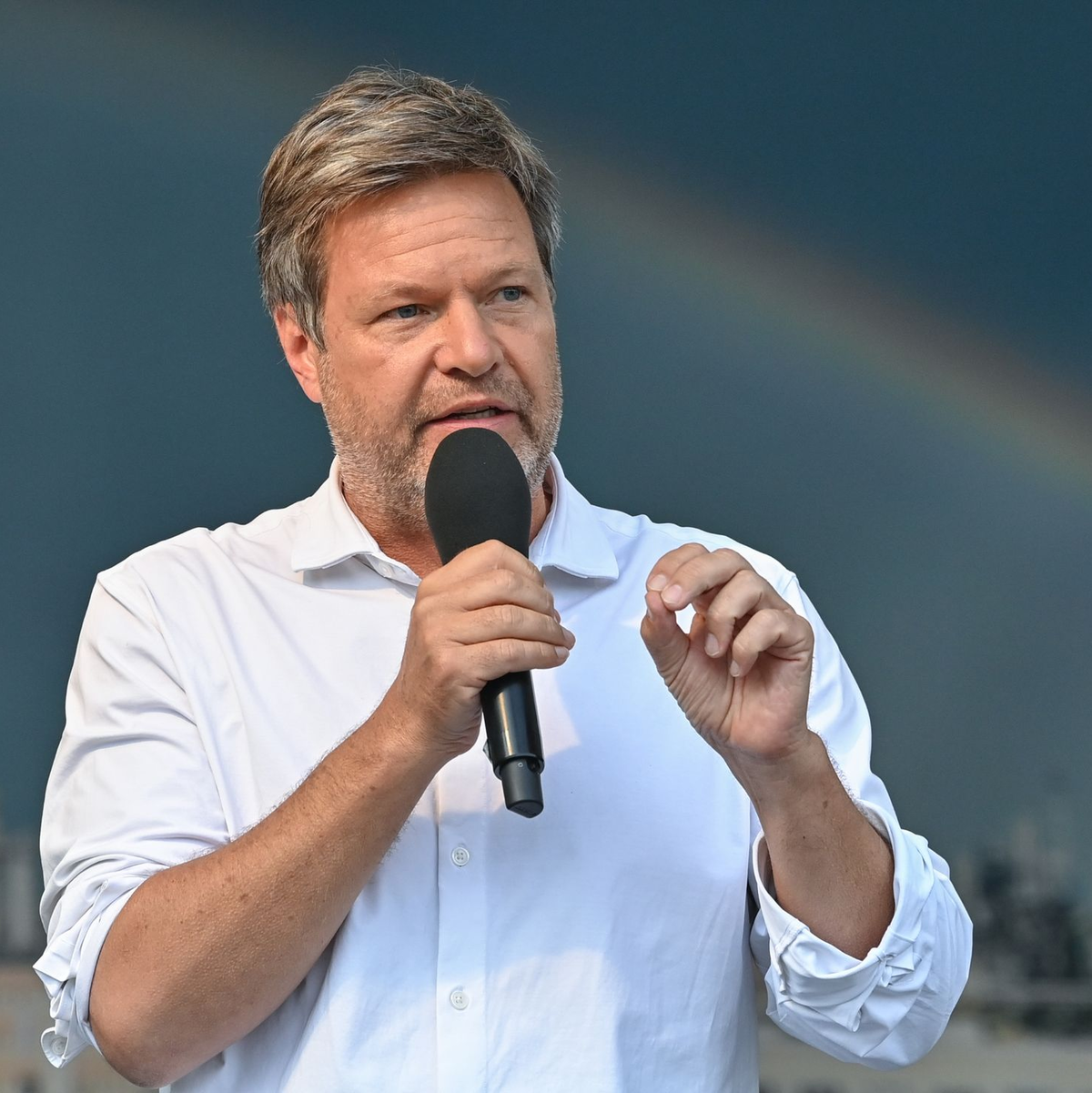 Wirtschaftsminister Robert Habeck unterhält sich mit Mitarbeitern des Energieunternehmens LEAG am Standort vom Braunkohlekraftwerk Jänschwalde. - Foto: Patrick Pleul/dpa
