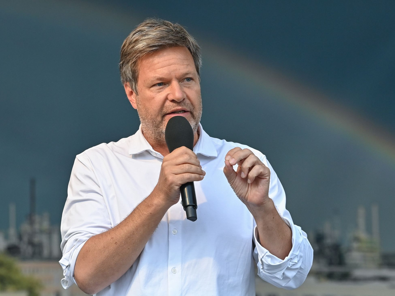 «Diejenigen, die erneuerbare Energien ausbauen, sollen nicht höhere Netzentgelte bezahlen als diejenigen, die es nicht tun» Bundeswirtschaftsminister Habeck in Bad Saarow. - Foto: Patrick Pleul/dpa