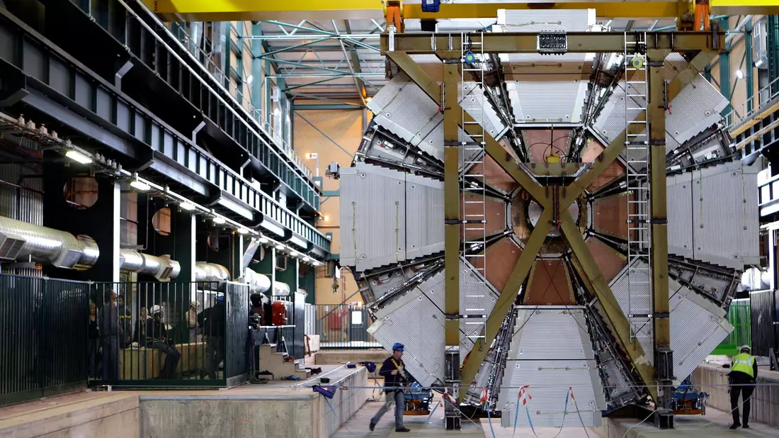 Das letzte Element des Atlas-Experiments wird am CERN bei Genf hinabgelassen. - Bild: Martial Trezzini/EPA/KEYSTONE FILE/dpa