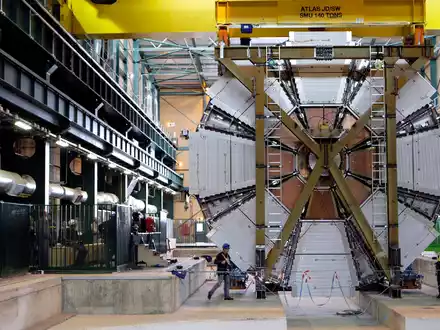 Das letzte Element des Atlas-Experiments wird am CERN bei Genf hinabgelassen. - Foto: Martial Trezzini/EPA/KEYSTONE FILE/dpa