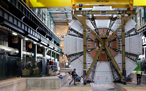 Das letzte Element des Atlas-Experiments wird am CERN bei Genf hinabgelassen. - Foto: Martial Trezzini/EPA/KEYSTONE FILE/dpa