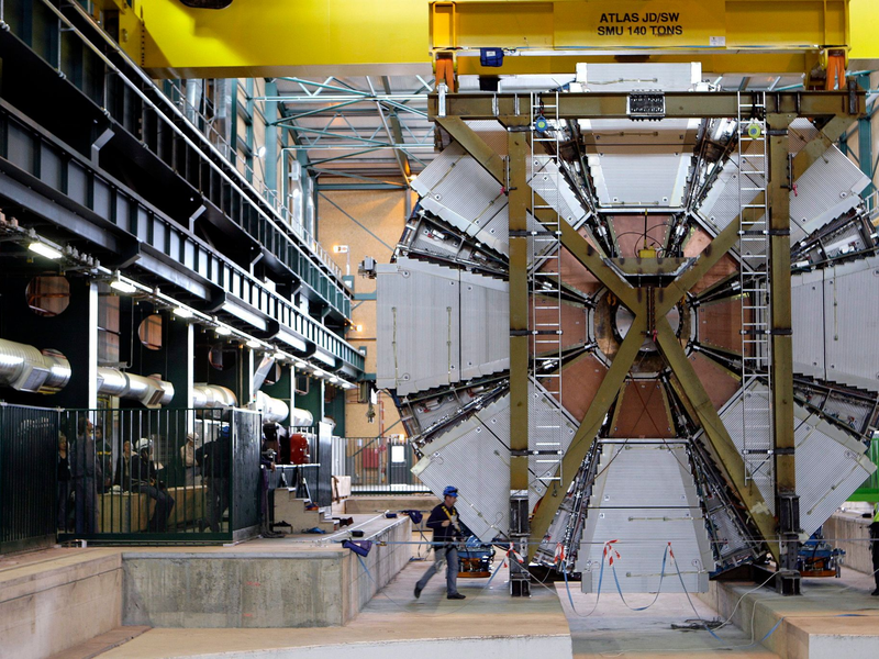 Das letzte Element des Atlas-Experiments wird am CERN bei Genf hinabgelassen. - Foto: Martial Trezzini/EPA/KEYSTONE FILE/dpa