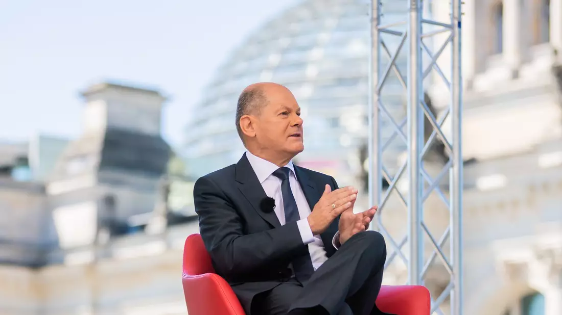 Bundeskanzler Olaf Scholz steigt im Kanzlergarten des Bundeskanzleramtes in einen Hubschrauber der Luftwaffe um zum militärischen Teil des Hauptstadtflughafens BER zu fliegen. - Bild: Christoph Soeder/dpa