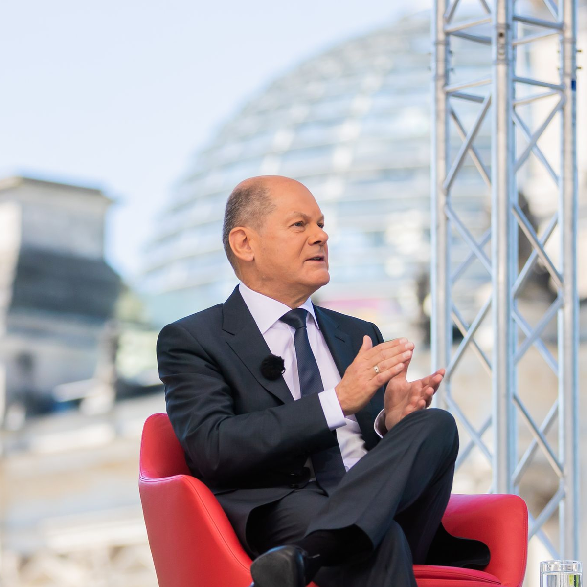 Bundeskanzler Olaf Scholz steigt im Kanzlergarten des Bundeskanzleramtes in einen Hubschrauber der Luftwaffe um zum militärischen Teil des Hauptstadtflughafens BER zu fliegen. - Foto: Christoph Soeder/dpa