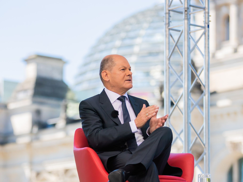 Bundeskanzler Olaf Scholz steigt im Kanzlergarten des Bundeskanzleramtes in einen Hubschrauber der Luftwaffe um zum militärischen Teil des Hauptstadtflughafens BER zu fliegen. - Foto: Christoph Soeder/dpa
