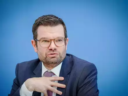 Das Strafrecht sei gut aufgestellt, um antisemitische Äußerungen zu ahnden, so Marco Buschmann (FDP). - Foto: Kay Nietfeld/dpa
