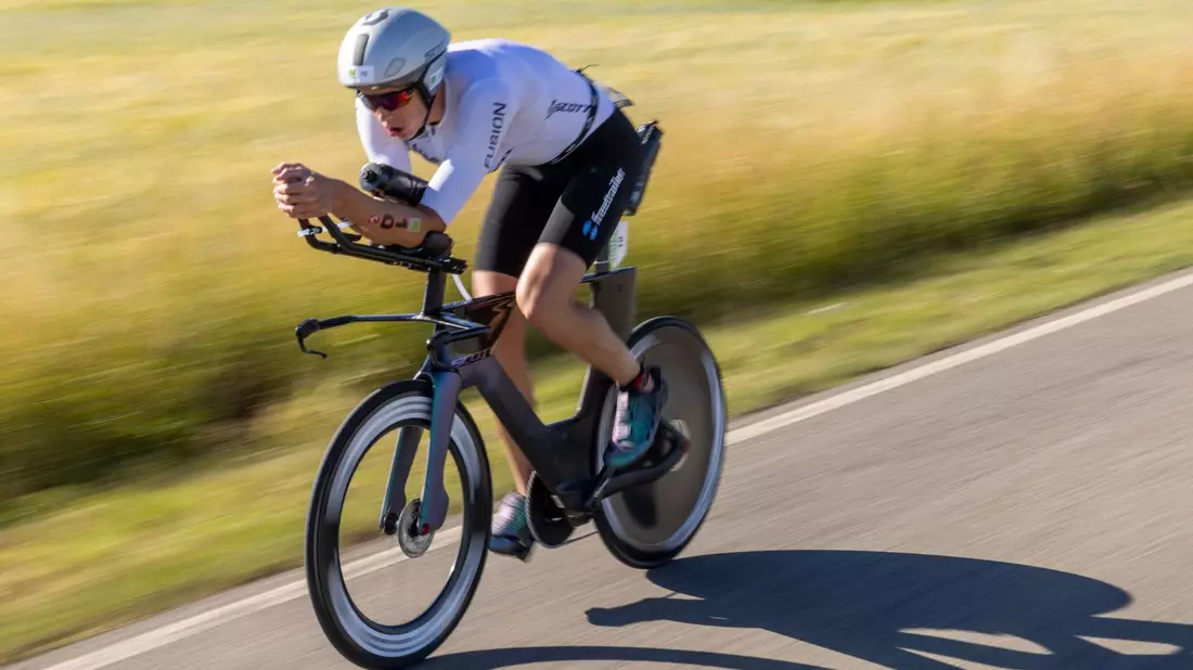 Der Däne Magnus Ditlev benötigte für den Triathlon 7:24:40 Stunden. - Bild: Daniel Karmann/dpa