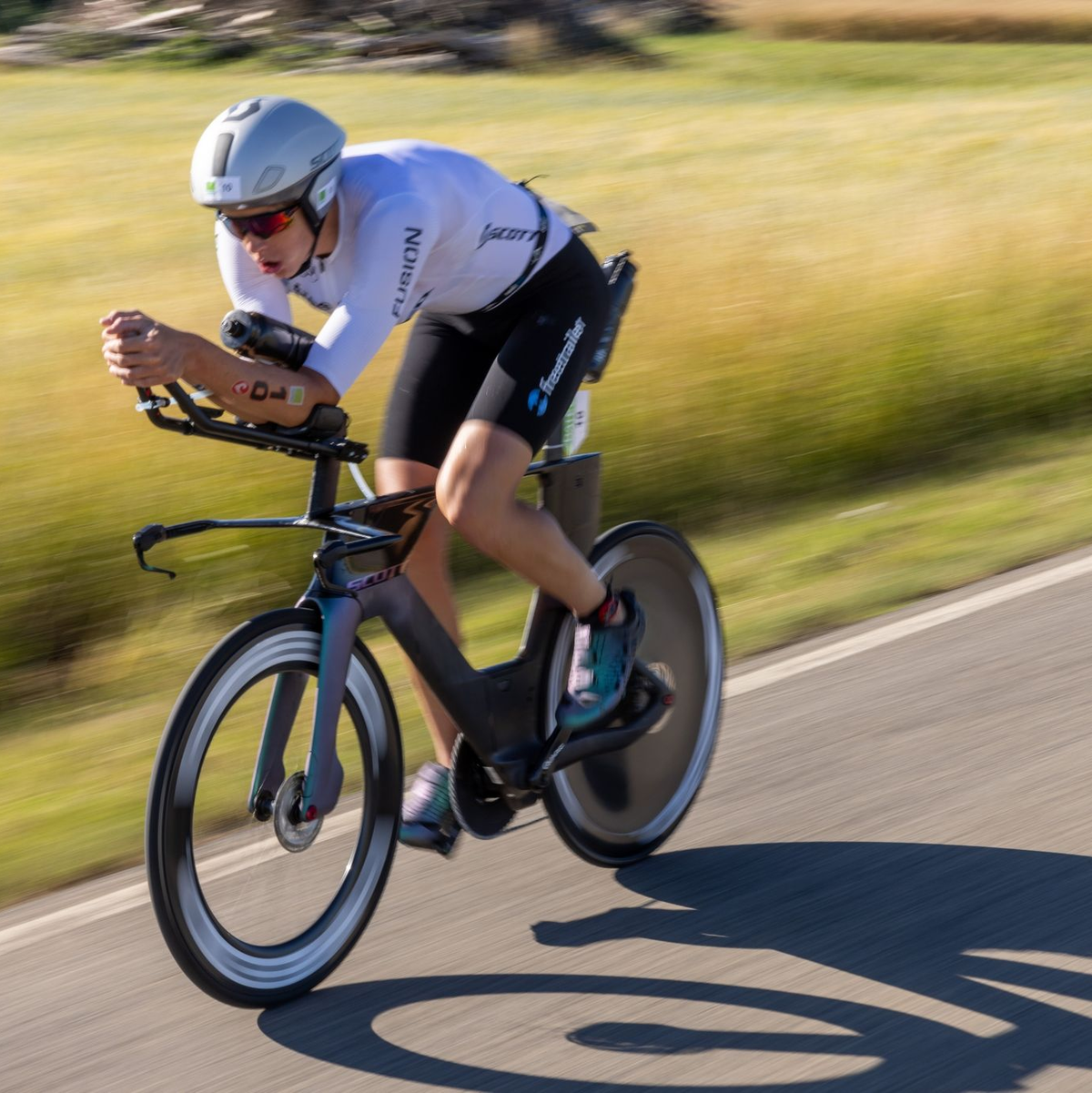 Der Däne Magnus Ditlev benötigte für den Triathlon 7:24:40 Stunden. - Foto: Daniel Karmann/dpa
