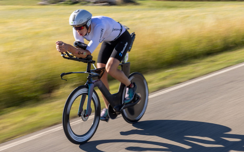 Der Däne Magnus Ditlev benötigte für den Triathlon 7:24:40 Stunden. - Foto: Daniel Karmann/dpa