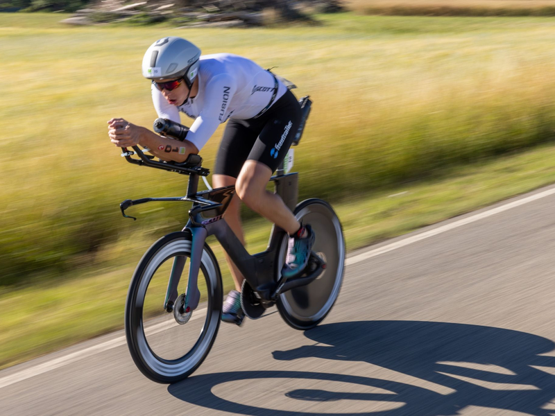 Der Däne Magnus Ditlev benötigte für den Triathlon 7:24:40 Stunden. - Foto: Daniel Karmann/dpa