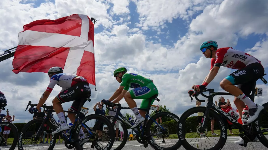 Rad-Star Tadej Pogacar bei der Königsetappe der Tour. - Bild: Thibault Camus/AP/dpa