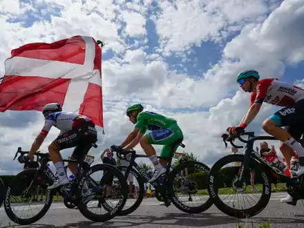 Zu Beginn der 20. Tour-Etappe hatte es stark geregnet. - Foto: Thibault Camus/AP/dpa