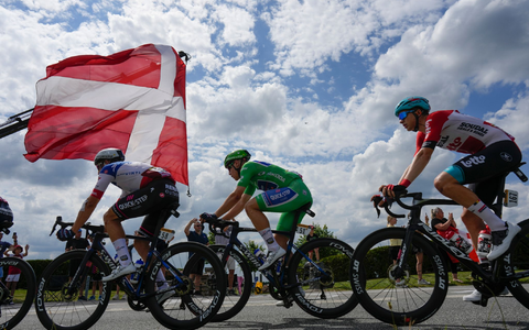 Rad-Star Tadej Pogacar bei der Königsetappe der Tour. - Foto: Thibault Camus/AP/dpa