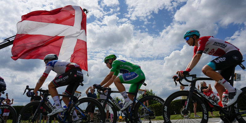 Der Däne Jonas Vingegaard (l) und der Slowene Tadej Pogacar (r) unterhalten sich vor dem Start. - Foto: Thibault Camus/AP/dpa