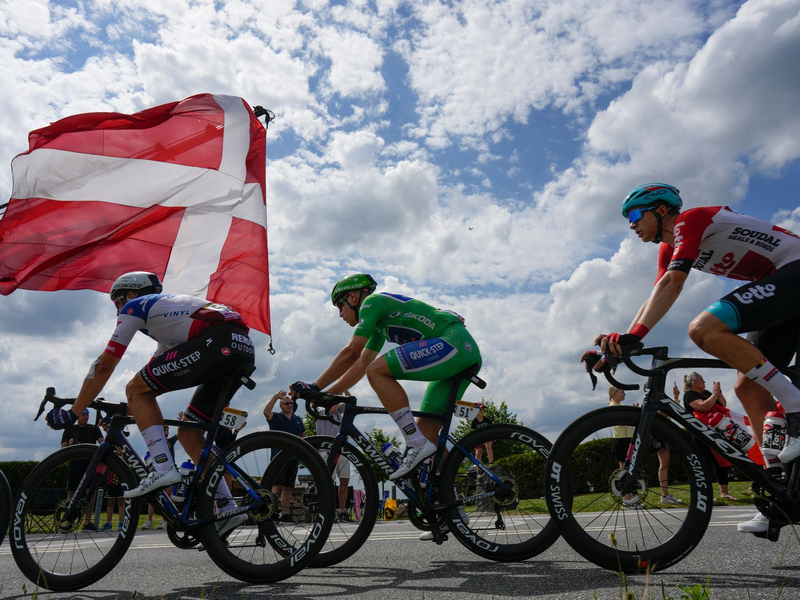 Mathieu van der Poel hat seinen zweiten Etappensieg bei der 112. Tour de France knapp verpasst.  - Foto: Thibault Camus/AP/dpa