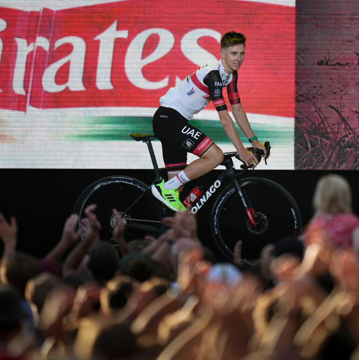 Der Slowene Tadej Pogacar (2.v.r) war vor der Tour der France an Covid-19 erkrankt. - Foto: Daniel Cole/AP/dpa