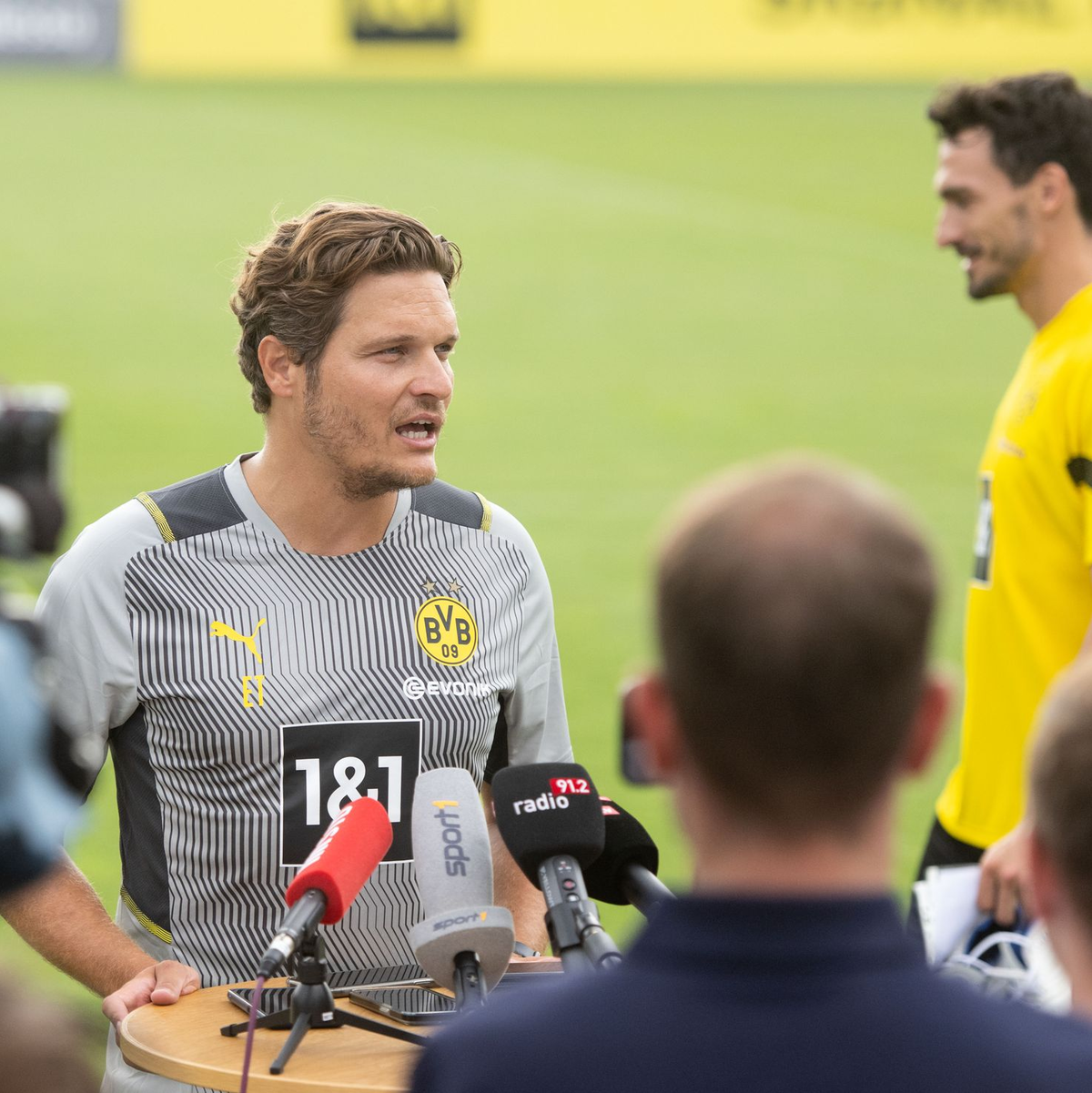 BVB-Trainer Edin Terzic war an der Seitenlinie engagiert. - Foto: Bernd Thissen/dpa
