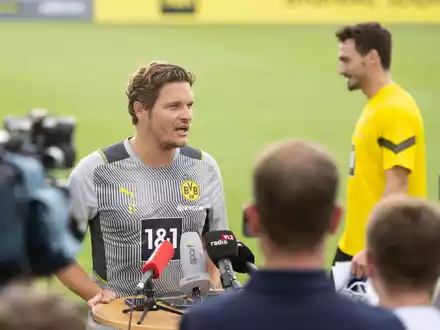 Dortmunds Trainer Edin Terzic spricht auf der Pressekonferenz vor dem Rückspiel gegen Atlético Madrid. - Foto: Bernd Thissen/dpa