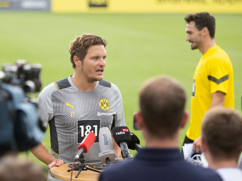 Dortmunds Trainer Edin Terzic glaubt weiter an die Chance auf ein Weiterkommen in der Champions League. - Foto: Bernd Thissen/dpa
