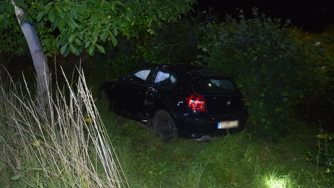 POL-HF: Straßenverkehrsgefährdung infolge von Alkoholgenuss - Renault durchbricht Zaunelemente - Bild: presseportal.de