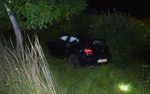 POL-HF: Straßenverkehrsgefährdung infolge von Alkoholgenuss - Renault durchbricht Zaunelemente - Foto: presseportal.de