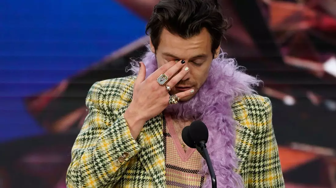Harry Styles mit dem Preis für das Album des Jahres bei der Grammy-Verleihung 2023. - Bild: Chris Pizzello/Invision/AP/dpa