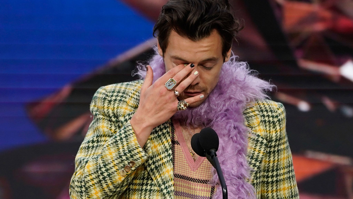 Harry Styles mit dem Preis für das Album des Jahres bei der Grammy-Verleihung 2023. - Foto: Chris Pizzello/Invision/AP/dpa