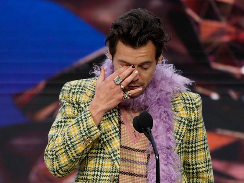 Harry Styles mit dem Preis für das Album des Jahres bei der Grammy-Verleihung 2023. - Foto: Chris Pizzello/Invision/AP/dpa