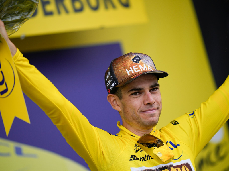 Wout Van Aert ist nach einem Massensturz operiert worden. - Foto: Thibault Camus/AP/dpa