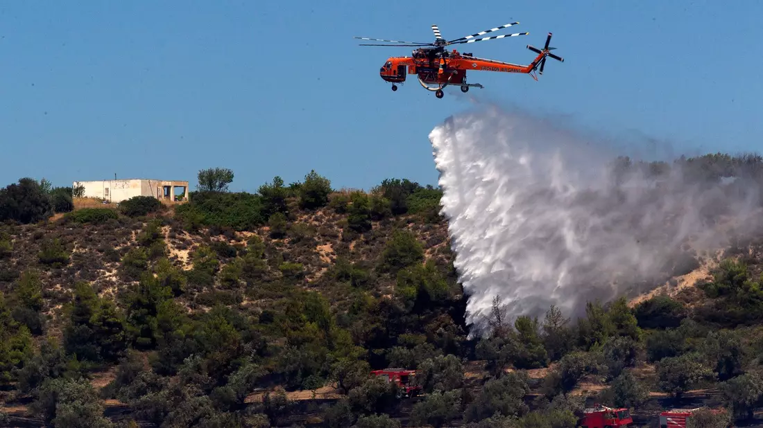 Kos, Chios, Kreta - vielerorts in Griechenland brennt es. - Bild: Marios Lolos/XinHua/dpa