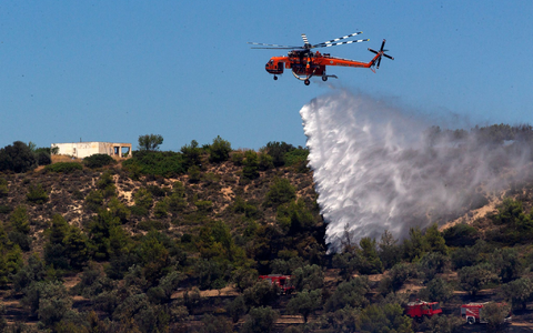 Kos, Chios, Kreta - vielerorts in Griechenland brennt es. - Foto: Marios Lolos/XinHua/dpa