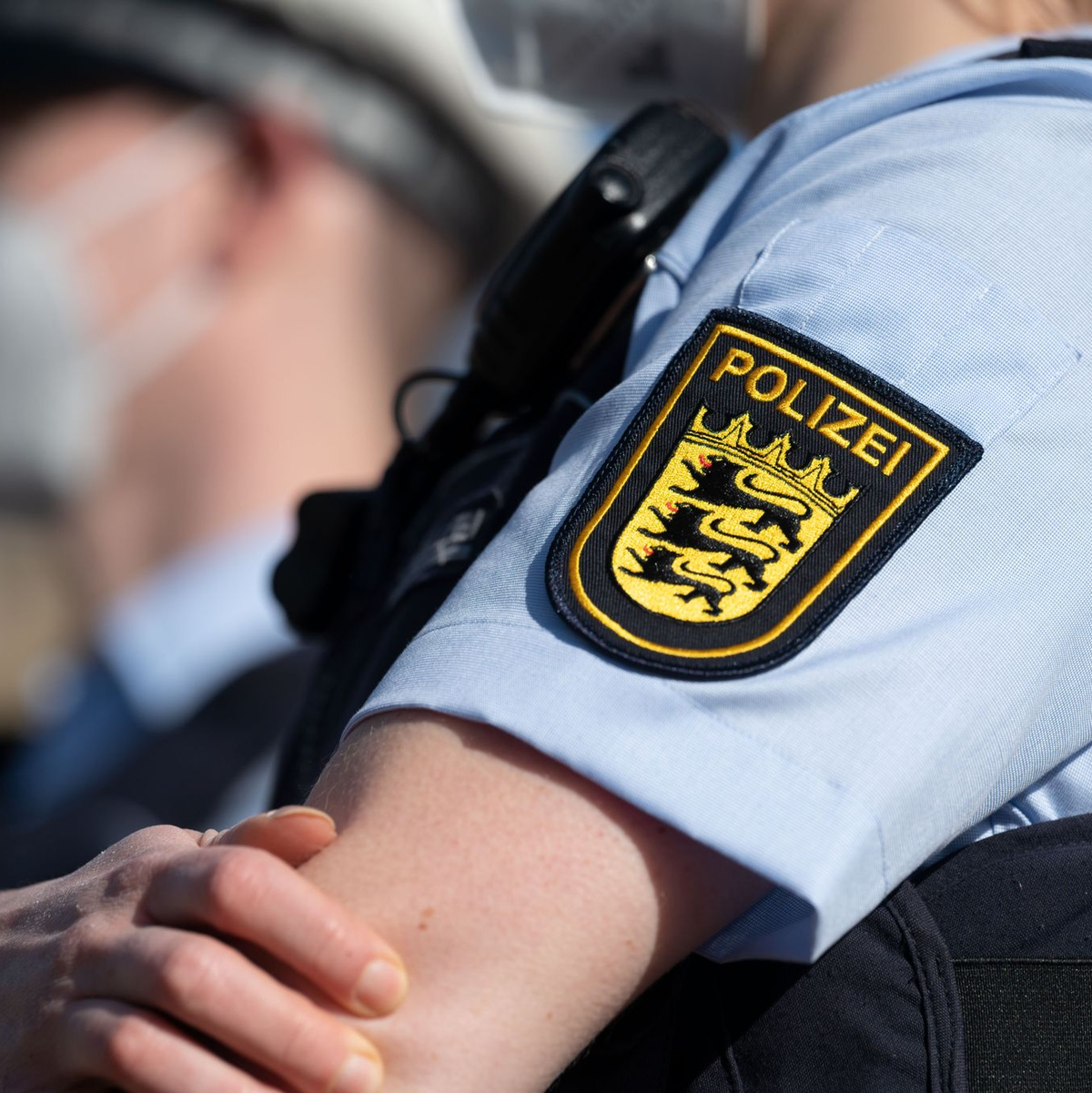 Die Polizei muss erneut Schulen nach Bombendrohungen räumen. - Foto: Marijan Murat/dpa