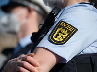 Die Polizei muss erneut Schulen nach Bombendrohungen räumen. - Foto: Marijan Murat/dpa