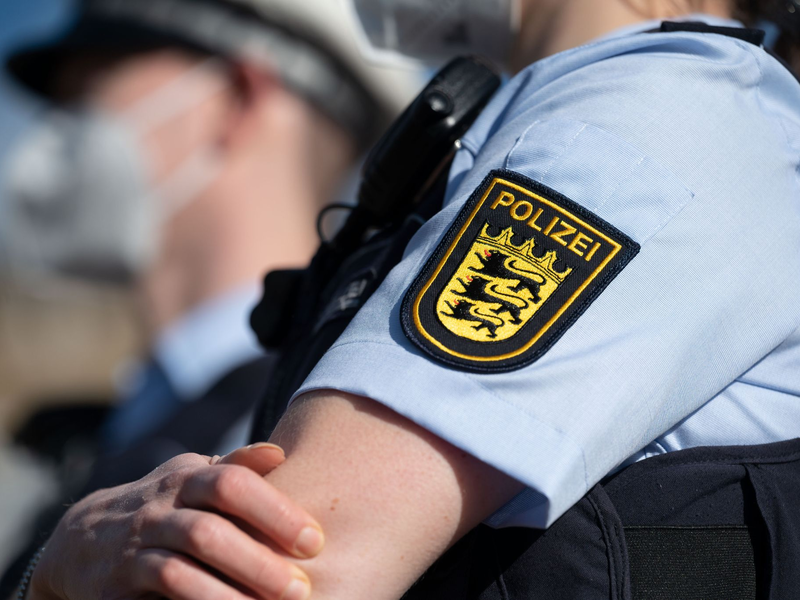Nach Angaben der Polizei in Aachen waren auf dem Hemd eines Lehrers mehrere Gesichter von Diktatoren abgebildet, darunter auch das von Adolf Hitler (Symbolbild). - Foto: Marijan Murat/dpa