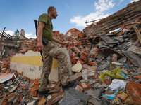 Rettungskräfte arbeiten am Schauplatz eines durch einen russischen Raketenangriff beschädigten Gebäudes in Charkiw. - Foto: Andrii Marienko/AP/dpa