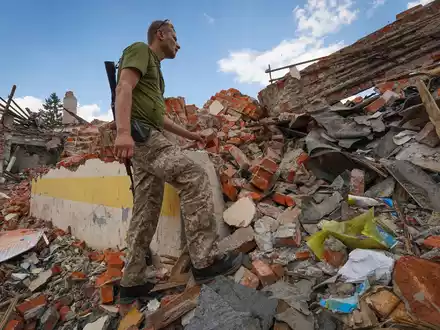 Rettungskräfte arbeiten am Schauplatz eines durch einen russischen Raketenangriff beschädigten Gebäudes in Charkiw. - Foto: Andrii Marienko/AP/dpa