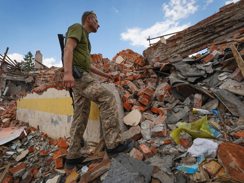 Rettungskräfte arbeiten am Schauplatz eines durch einen russischen Raketenangriff beschädigten Gebäudes in Charkiw. - Foto: Andrii Marienko/AP/dpa