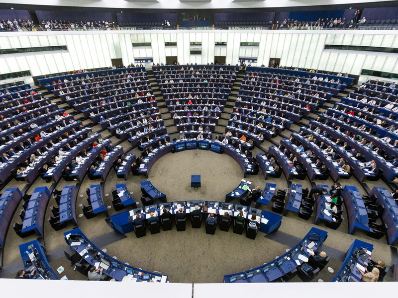 Die Flaggen der Europäischen Union, der Ukraine und der Mitgliedsstaaten der EU vor dem Gebäude des Europäischen Parlaments in Straßburg. - Foto: Philipp von Ditfurth/dpa