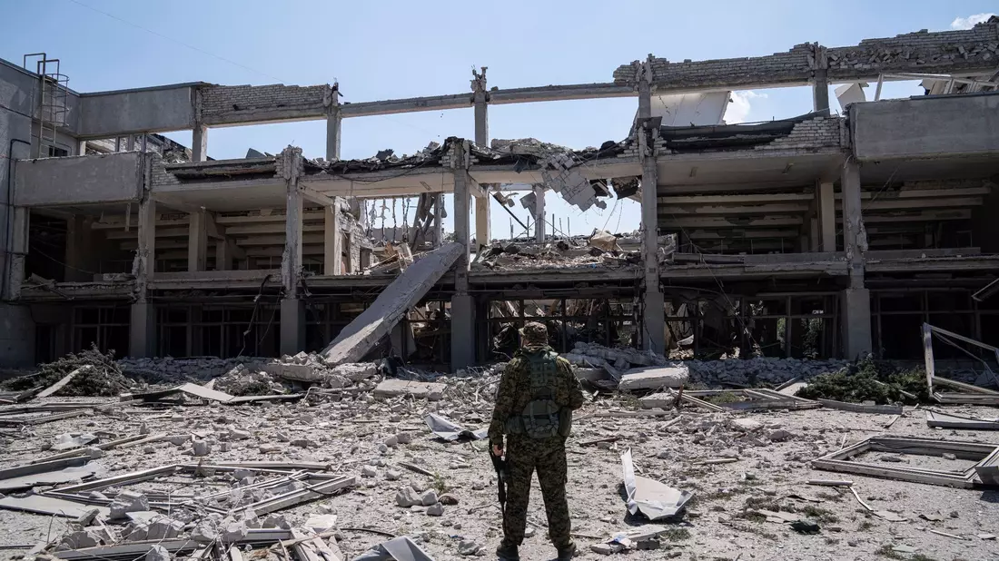 Russische Raketen werden von der Region Belgorod aus auf die Ukraine abgefeuert. - Bild: Evgeniy Maloletka/AP/dpa